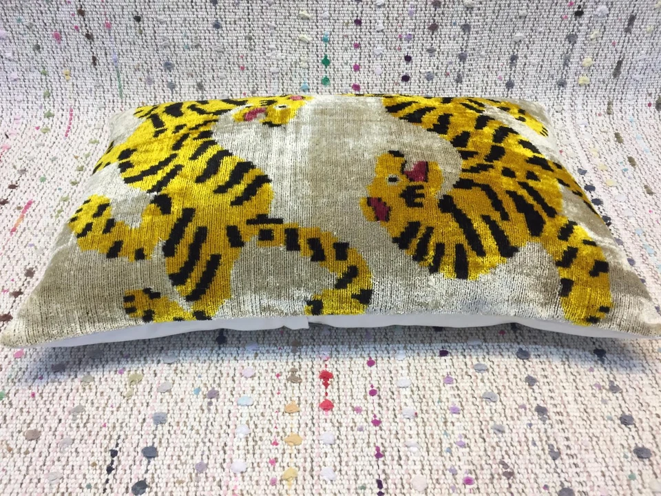 Almohada de terciopelo Tiger Ikat, funda de cojín lumbar de seda Foto 2 de 3