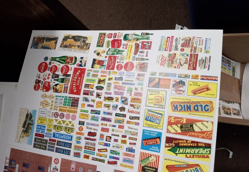 ОГРОМНЫЙ ЛОТ HO МАСШТАБ ПОЕЗДА НАБОР, 80 ПУТЕЙ, 2 ДВИГАТЕЛЯ, 6 АВТОМОБИЛЕЙ, 3 БОЛЬШИЕ НАБОРЫ ЗНАКОВ - Изображение 2 из 4