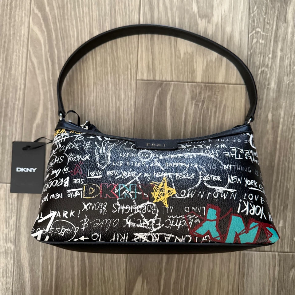 Bolso de mano DKNY Carlita EW Baguette negro y estampado de graffiti imitación cuero para mujer Foto 3 de 4