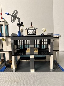LEGO CITY Police Station 7498 With Vehicles