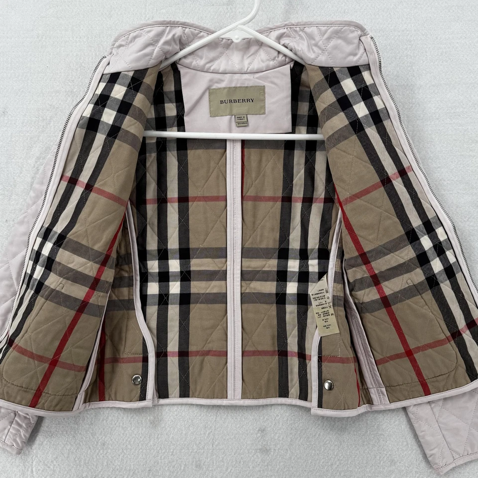 Chaqueta acolchada Burberry para niñas 10 años rosa forro a cuadros Nova cremallera bolsillos delanteros Foto 2 de 4