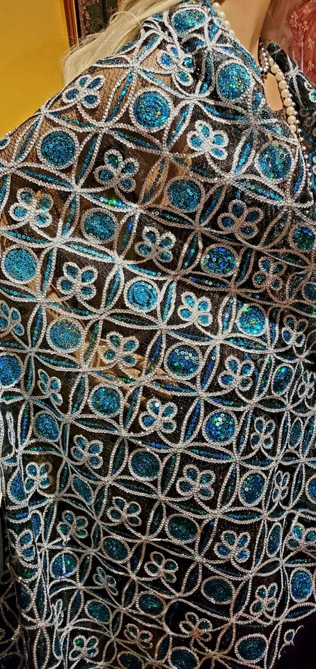 Tela de lentejuelas por todas partes (chal, corredor, decoración de boda?) Foto 4 de 4