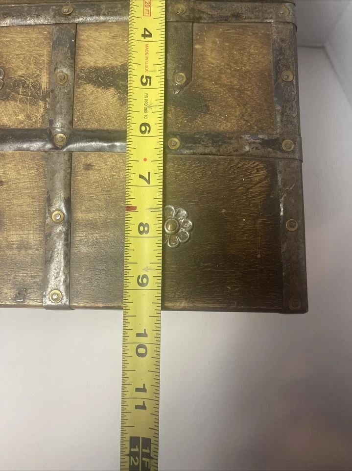 Baúl vintage estilo renacentista inglés con ruedas. ALAD Foto 4 de 4