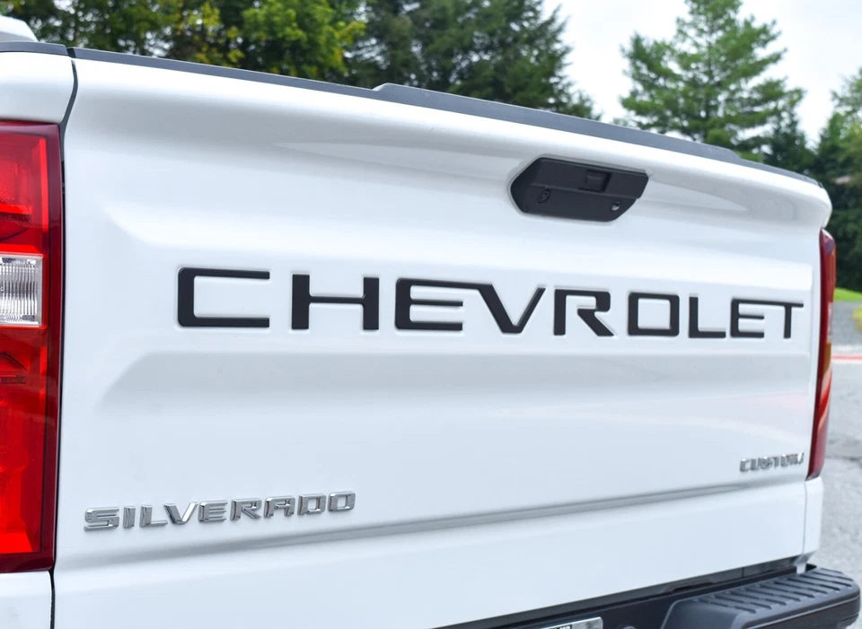 Letras de puerta trasera negras mate elevadas en 3D para Chevy Silverado 1500 2500HD 2019-24 Foto 3 de 4