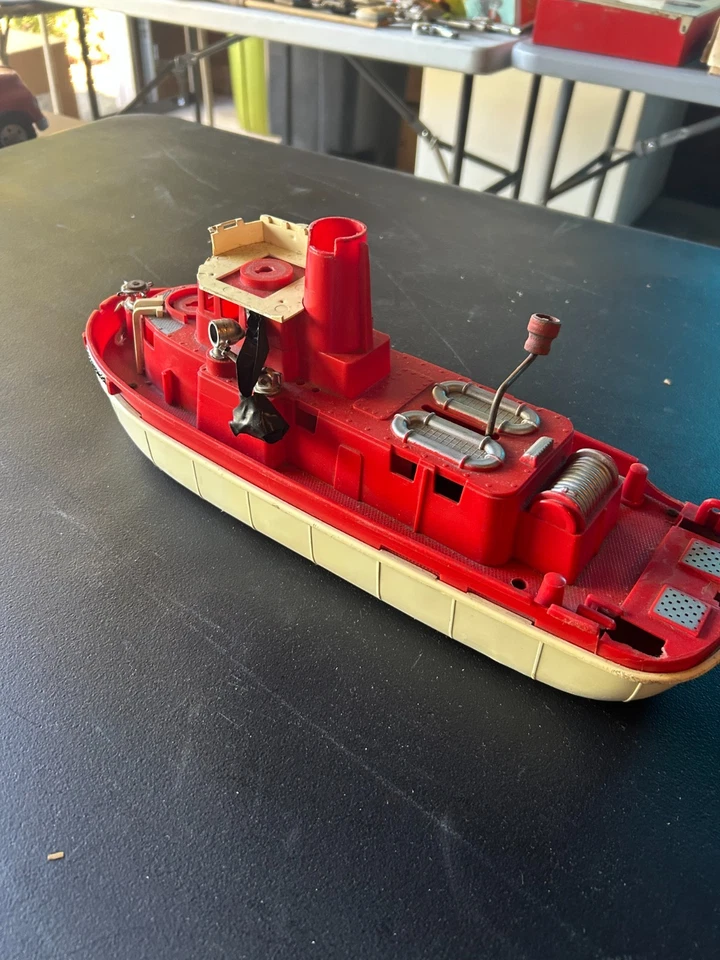 Vintage 1950 Ideal Fire Fighter Boat 16” Brinquedo – Barco de Bombeiro Vermelho e Creme - Imagem 3 de 4
