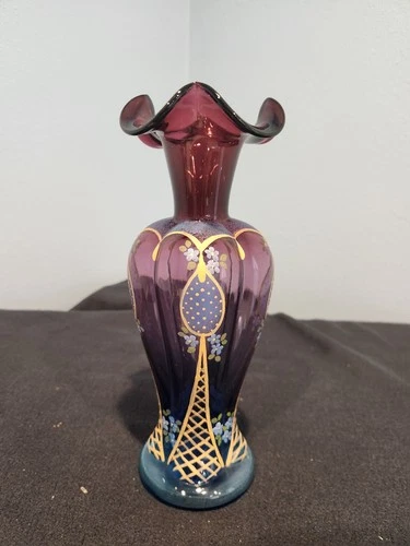 FENTON CUTE PURPLE MULBERRY GLASS VASE w PRETTY FLORAL DESIGN