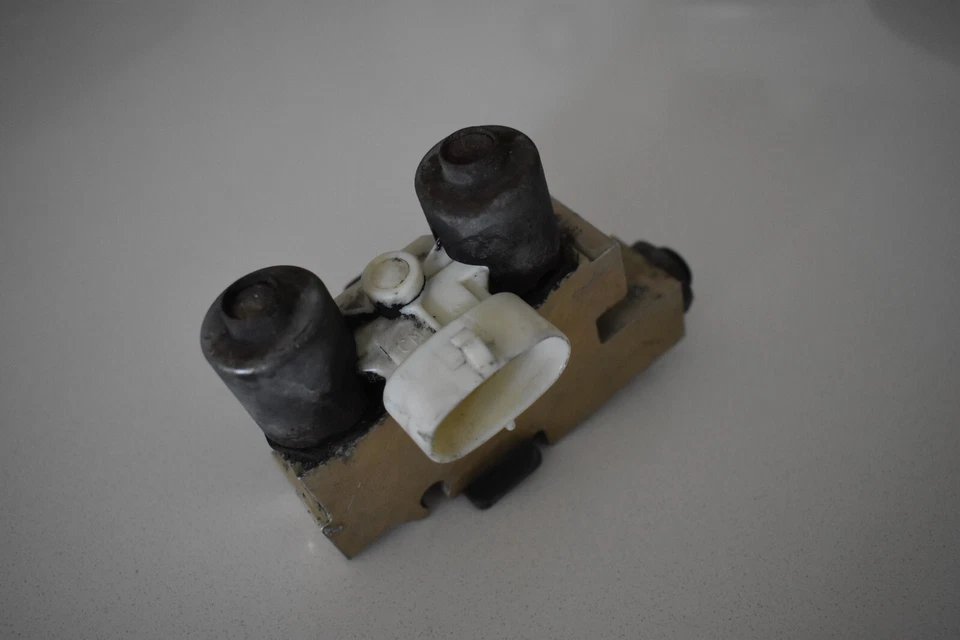 Válvula dosificadora de frenos OEM Mazda F87Z-2B373-AE para camioneta Mazda P/U 1993-1997 Foto 3 de 4