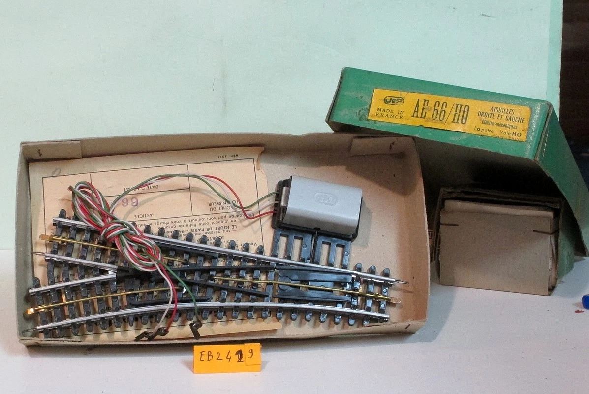 LOT DE 4 anciens aiguillages Électrique Jouef + 2 dételeurs Ho EUR 15