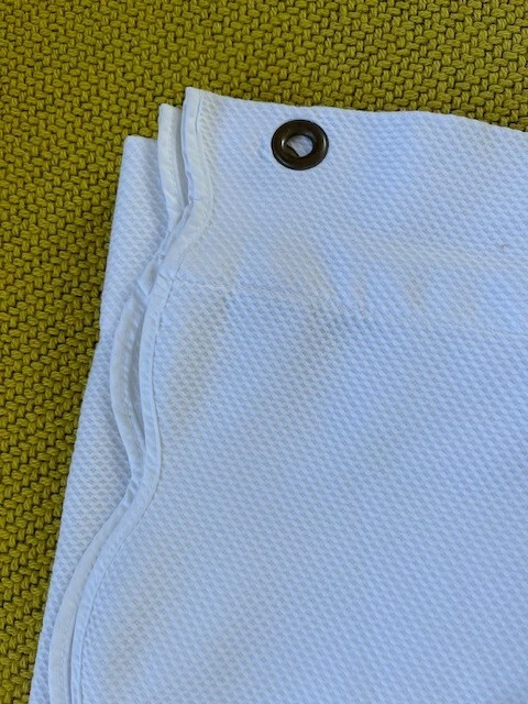 Cortina de ducha blanca Peacock Alley piqué vieira Foto 2 de 4