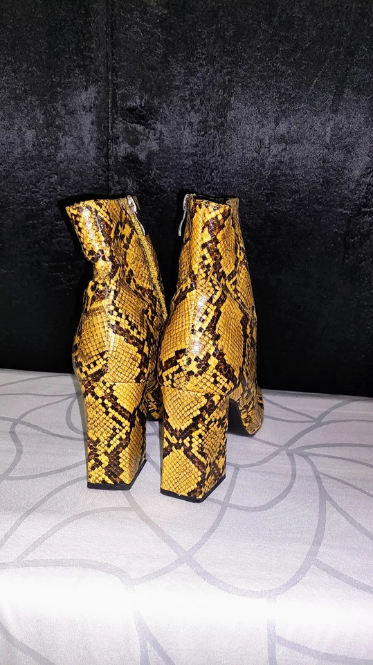 Botines BooHoo imitación piel de serpiente marrón mostaza talla 7 Foto 3 de 4