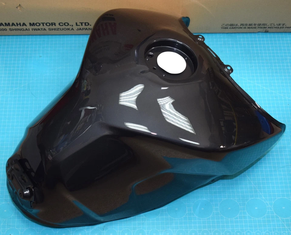 réservoir d'essence d'origine YAMAHA 1RC-YK241-01-P1 pour MT09 de 2014/2020 - Photo 2/4