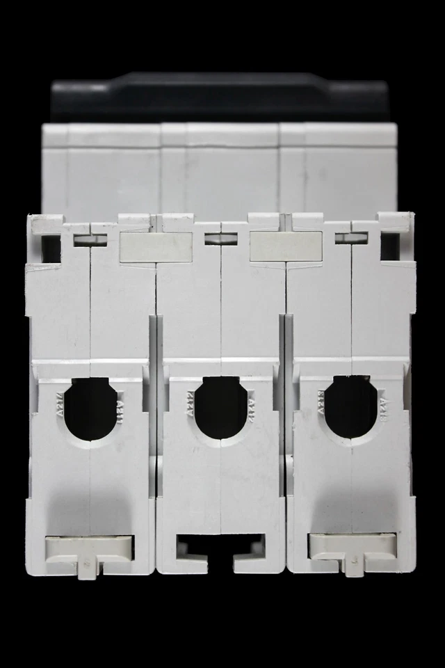 MERLIN GERIN 32 AMP CURVE C 10kA TRIPLE POLE MCB CIRCUIT BREAKER C60HC 25676 - Image 4 of 4