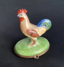 Limoges France Peint Main Rooster atop a trinket oval shape box w rooster Clasp
