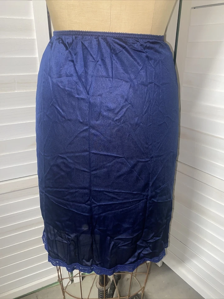 De colección Años 70 80 Warner’s Azul Marino Nylon/Encaje Medio Deslizamiento Talla Pequeña Hecho en EE. UU. Foto 3 de 4