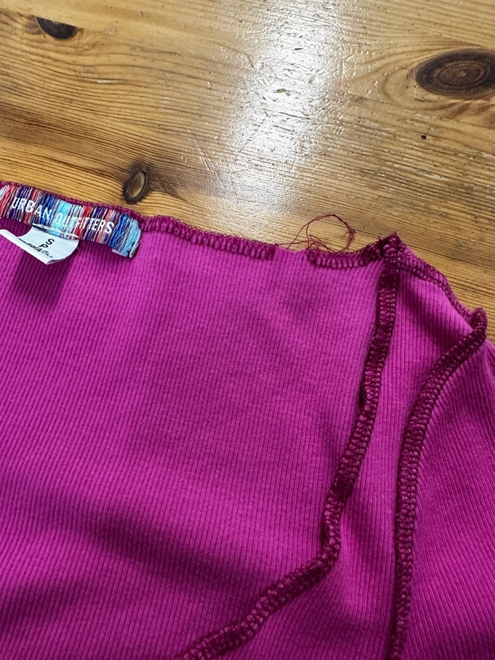 Top corto Urban Outfitters cuello redondo manga corta rosa intenso costuras talla pequeña Foto 4 de 4