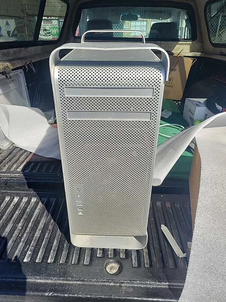 Apple Mac Pro MA970LL/A Desktop  2.8 ghz powers on - Image 3 of 4