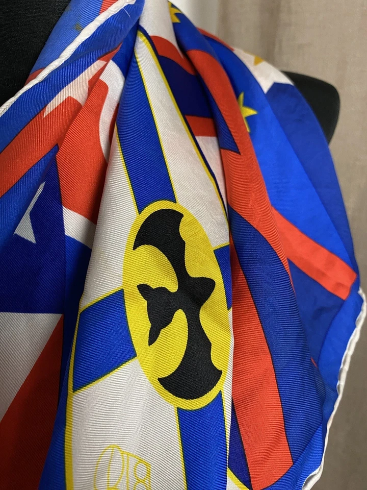 Louis Vuitton Cup 2000 Vintage Bufanda de Seda Rojo/Azul/Amarillo/Blanco Talla 21 x 22 Foto 3 de 4