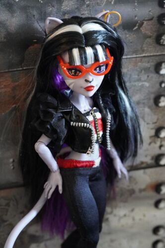Monster High ROCKER GIRL Outfit and Accessories - NO DOLL - Picture 3 of 7