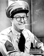PHIL SILVERS AS "SGT. BILKO" "THE PHIL SILVERS SHOW" - 8X10 PHOTO (DA-895)