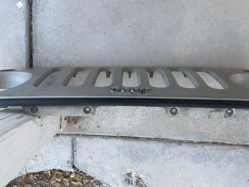 Conjunto de grade dianteira prata Jeep Wrangler JK 2007-2018 fabricante de equipamento original - Imagem 4 de 4