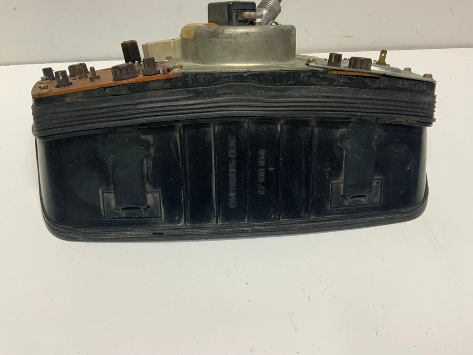 Mercedes-Benz 300D 1987 cuadro de instrumentos velocímetro 000007 millas Foto 4 de 4