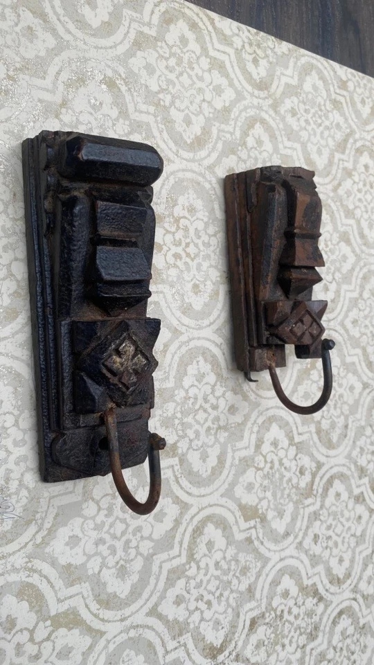 Antiguo par de 2 soportes colgantes de pared antiguos tallados a mano de madera con gancho para colgar Foto 3 de 4