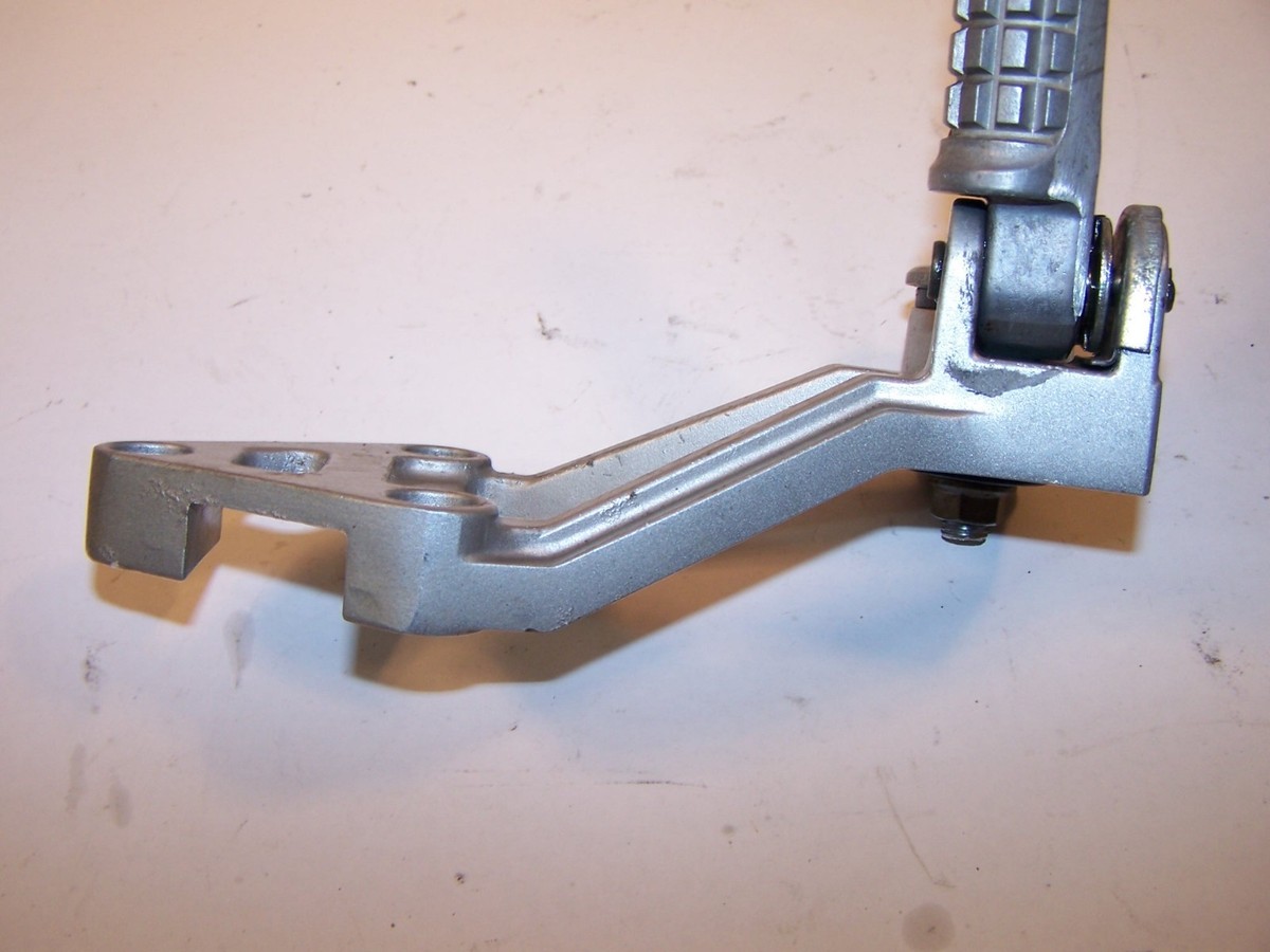 根付　H1-1-1 KAWASAKI ZX600 RIGHT REAR FOOT PEG & MOUNT BRACKET 35011