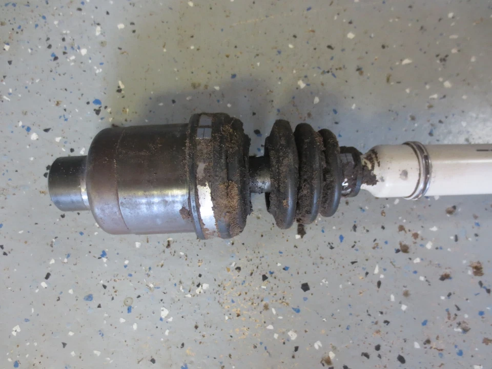 Kubota RTV 500 2008 usado OEM eje de transmisión principal eje de propulsión - desgarrado Foto 2 de 4