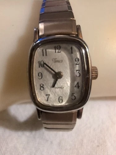 vintage  Timex women's quartz watch with an expansion band.