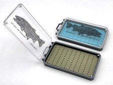 Caja de silicona para moscas NIRVANA On The Fly arte por Andrea Larko - Caja profunda protege moscas