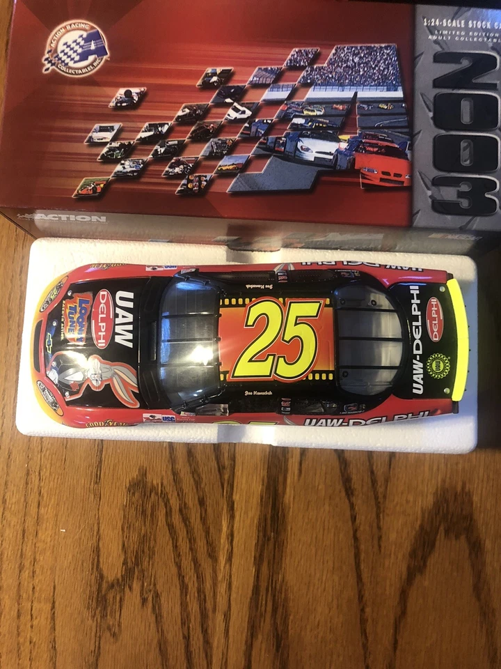 JOE NEMECHEK #25 UAW Delphi LOONEY TUNES 2003 Monte Carlo 1:24 Scale AUTOGRAPHED - Image 3 of 4