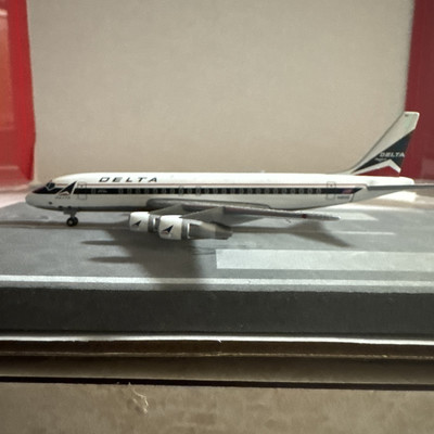SkyJets LTD die cast 1:400 scale model DELTA DC8-51 Commercial Airliner N801E