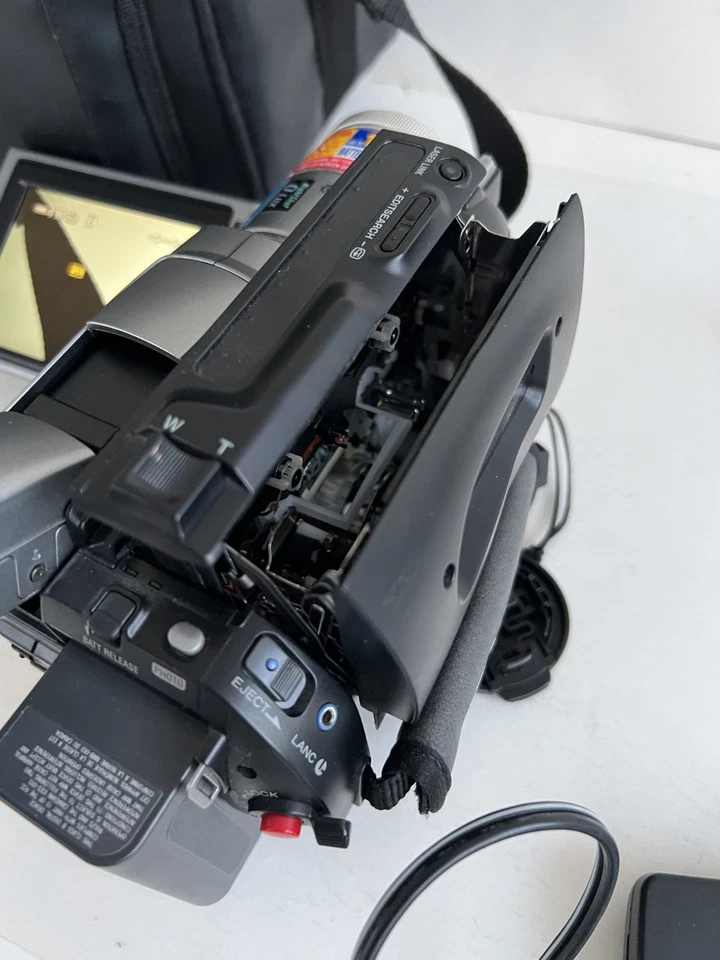 Sony DCR-TRV510 Digital8 Camcorder Nightshot 20x Optical Zoom + Accessories - Image 3 of 4