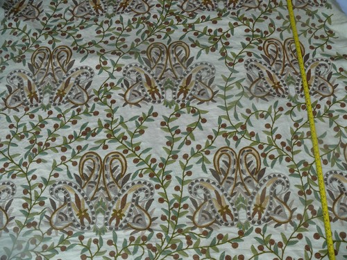 POR YD SCALAMANDRE MAGNÍFICO DURJAYA CREWEL VERDE CACHEMIRA PRECIO DE VENTA SUGERIDO POR EL FABRICANTE $468/AÑO - Imagen 8 de 9