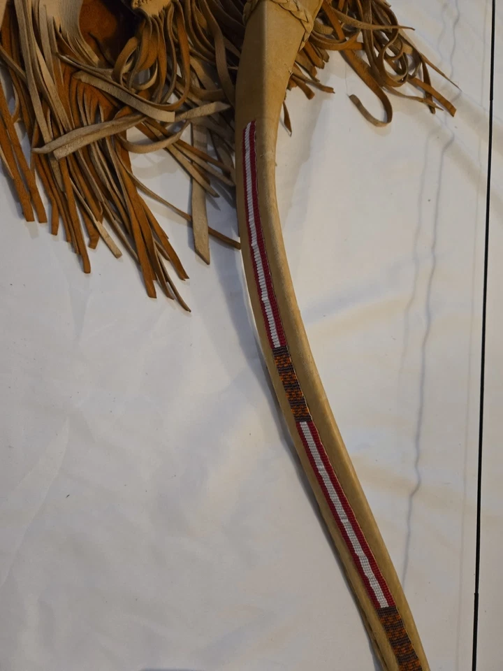 CAMISA DE GUERRA NATIVA AMERICANA PIEL DE CIERVO CON CUENTAS Y LAZO EDAD DESCONOCIDA Foto 4 de 4