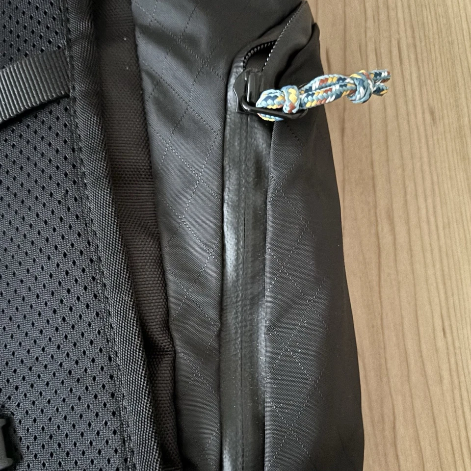Mochila CamelBak Pivot Roll Top 20L Negra Cercanías Reciclado Paquete Ligero Foto 4 de 4