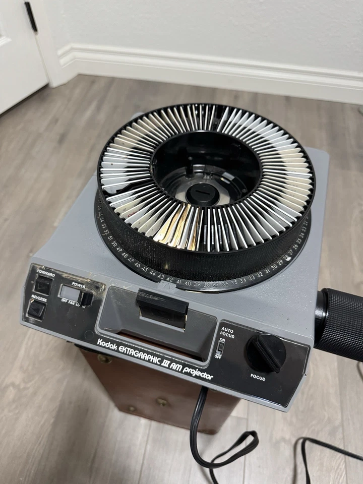 Proyector Kodak Ektagraphic III ATS, control remoto, estuche, lente, bandeja - Excelente Foto 2 de 4