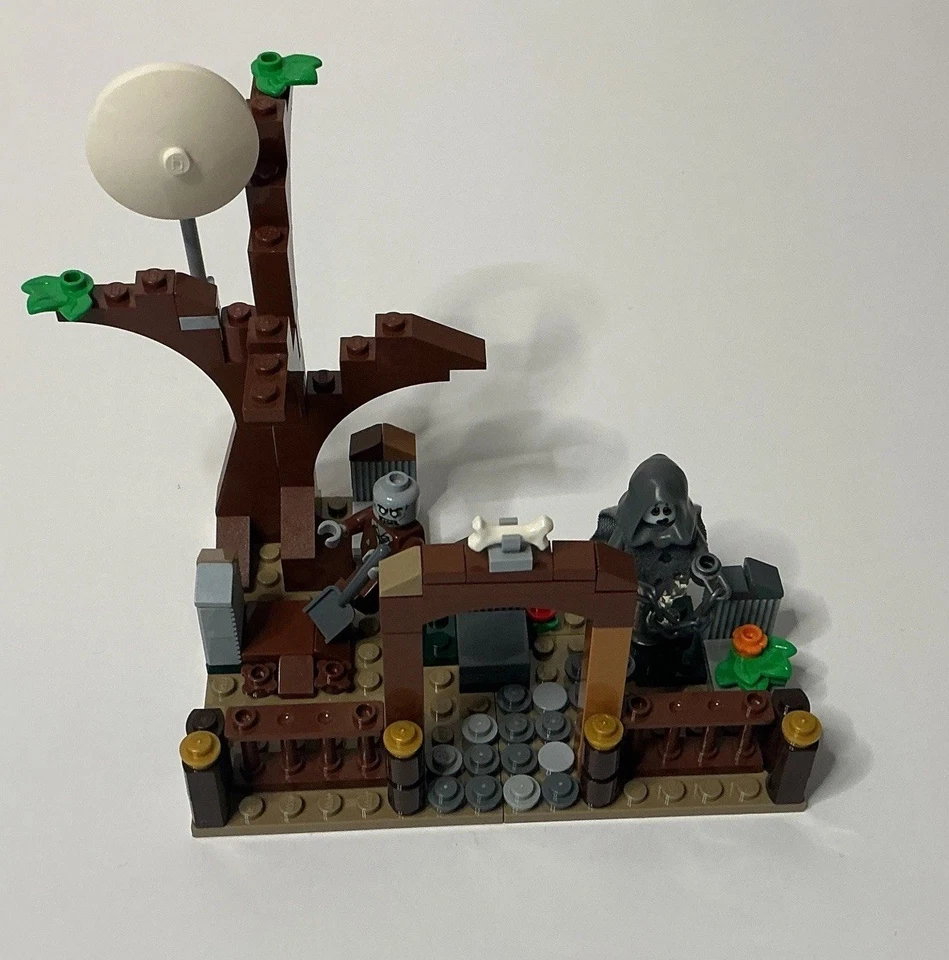 Lego Monster Fighter/Spooky MOC Display Lot ~ Cemetery, Mad Scientist, Zombie, + - Image 2 of 4