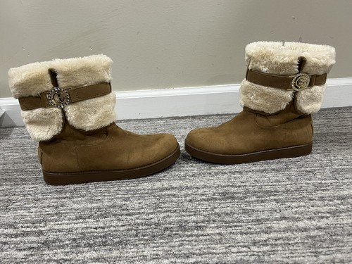 Botas con puño de piel de oveja sintética tostadas australianas G by GUESS con detalles en tono dorado 7 1/2 - Imagen 5 de 11
