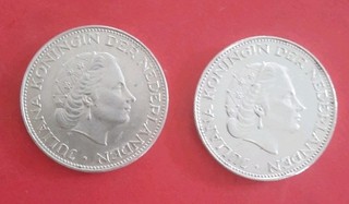 Niederlande zwei Stück 2 1/2 Gulden Münzen Königin Juliana 1960 und 1962 Silber