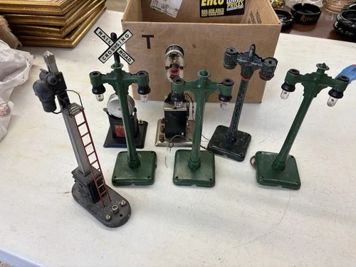 Lot Of 7 Vintage Lionel &  Marx Train O Gauge Accessories Signals Signs & Lamps