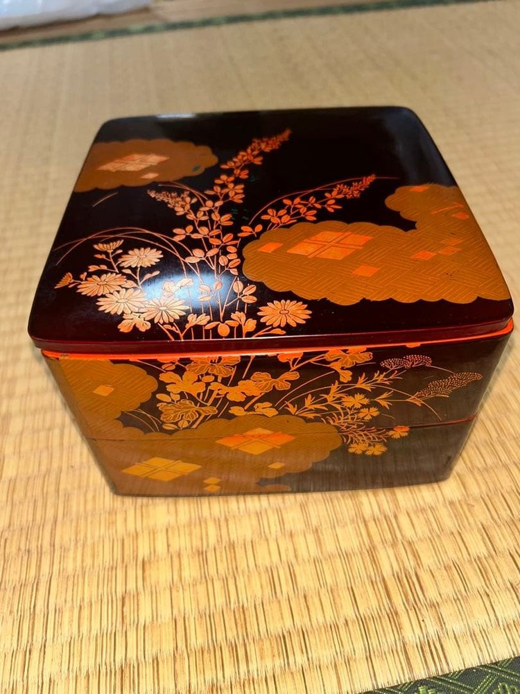 Jubako Bento Box Japanese Lacquer box with gold leaf flower pattern Jubako Bento Box Japanese Lacquer box with gold leaf flower pattern