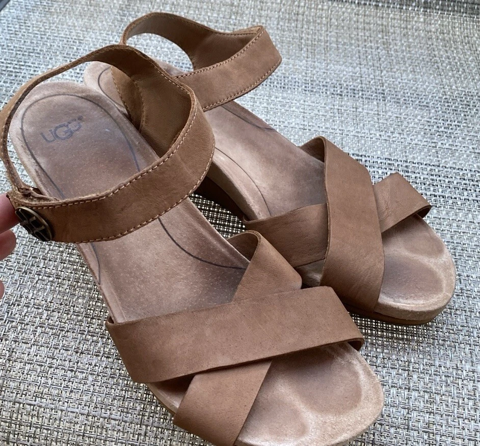 Sandali UGG da donna marroni Veva in pelle cinturino alla caviglia gancio e zeppa ad anello taglia 8