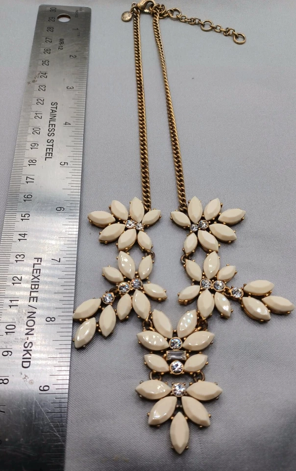 J. Collar Crew Marfil y Estrás Transparente Patrón Floral Tono Dorado Foto 3 de 4
