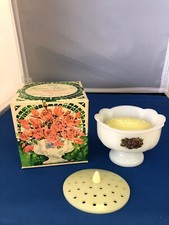 VINTAGE AVON HOSTESS BLOSSOMS FLOWER ARRANGER AND SOAP DISH NIB WITH SOAP
