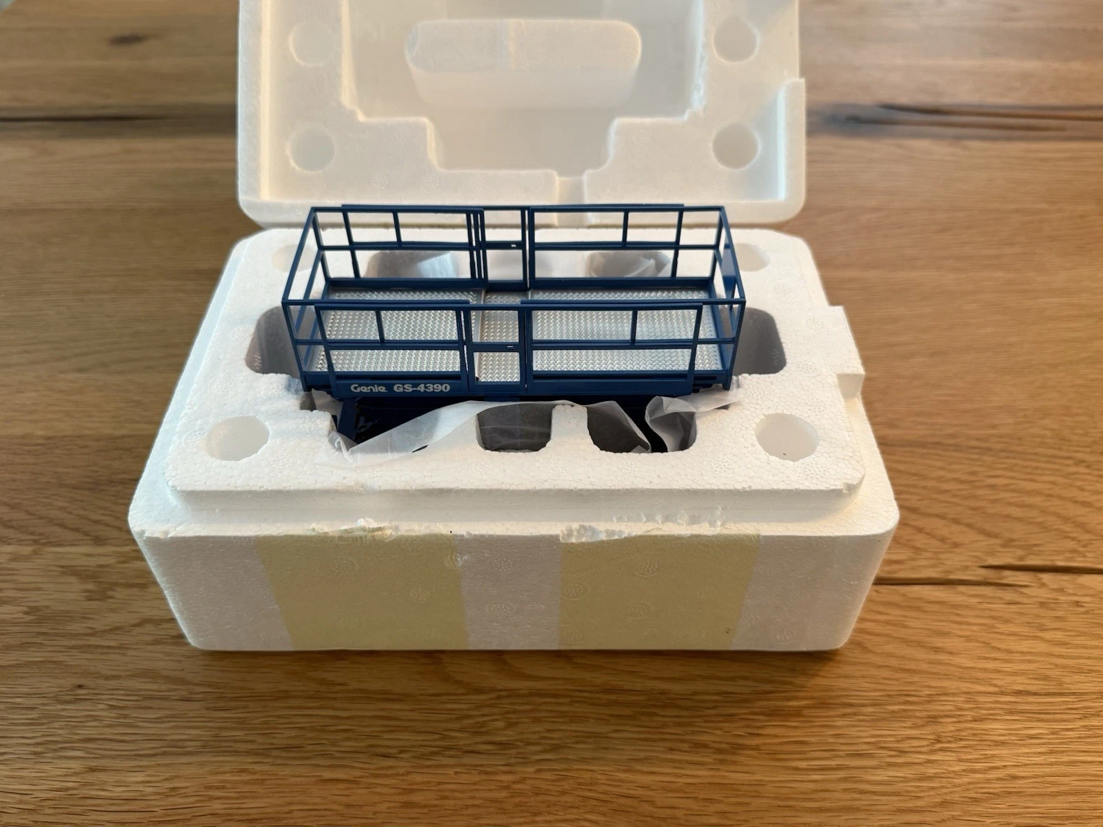 NZG 9951 Genie GS-4390 Rough Terrain Scissor Lift 1/32 Model - New Box Damaged 4