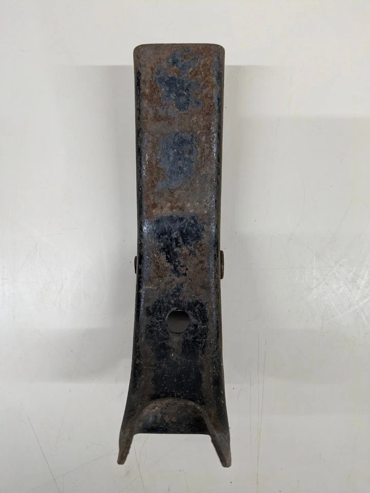 Años 60? años 70? ¿Ford estilo fábrica? GM? Mopar? Soporte de gancho para gato de parachoques Foto 2 de 4