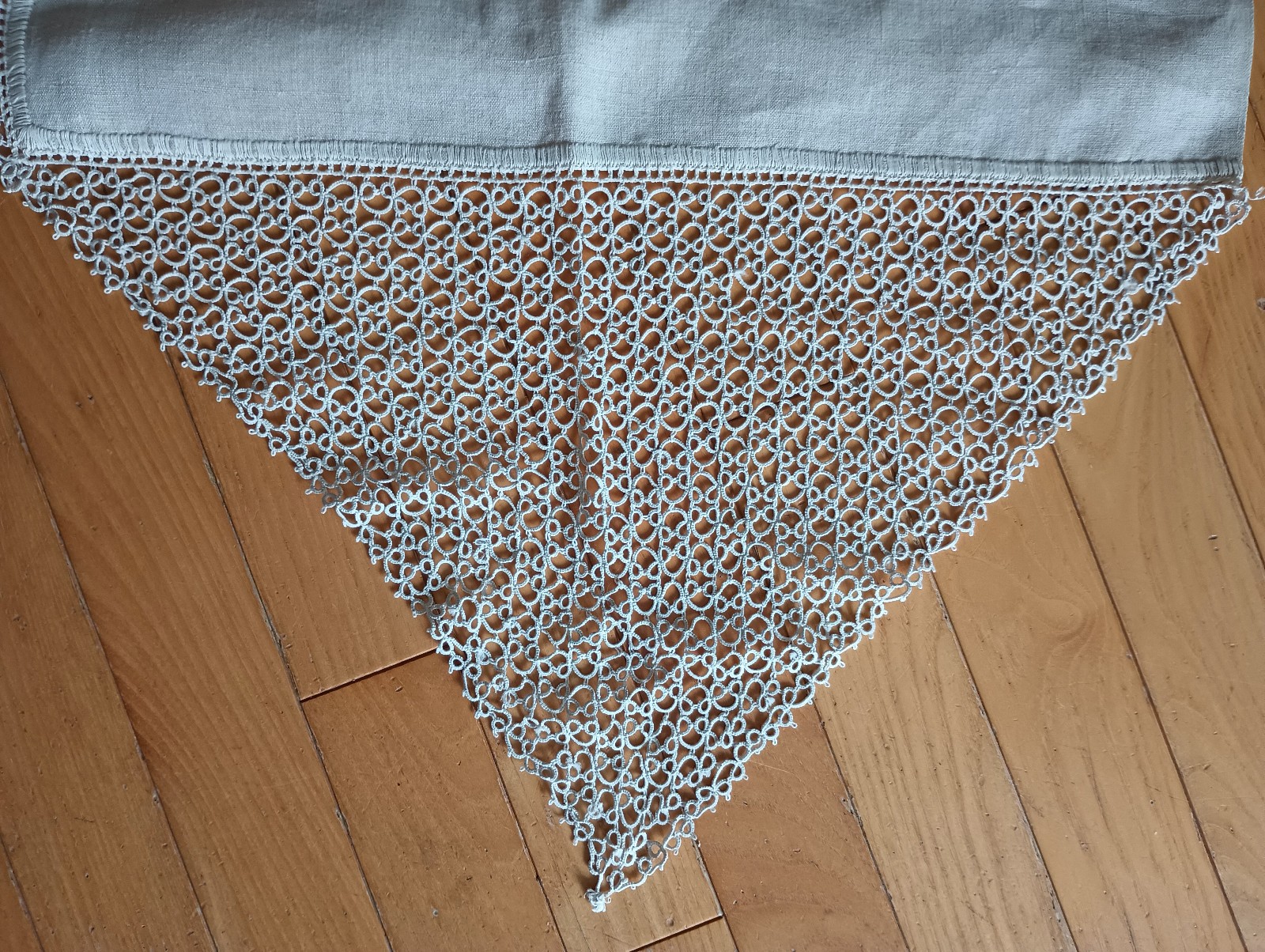 VTG LINEN TABLE RUNNER/DRESSER SCARF W/TATTED LACE 80"L