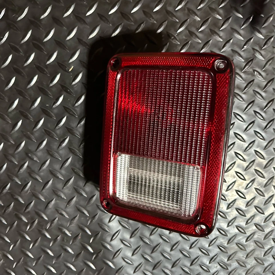Luz trasera izquierda OEM genuina de fábrica para Jeep Wrangler 2007-2017/2018 JK Foto 2 de 4