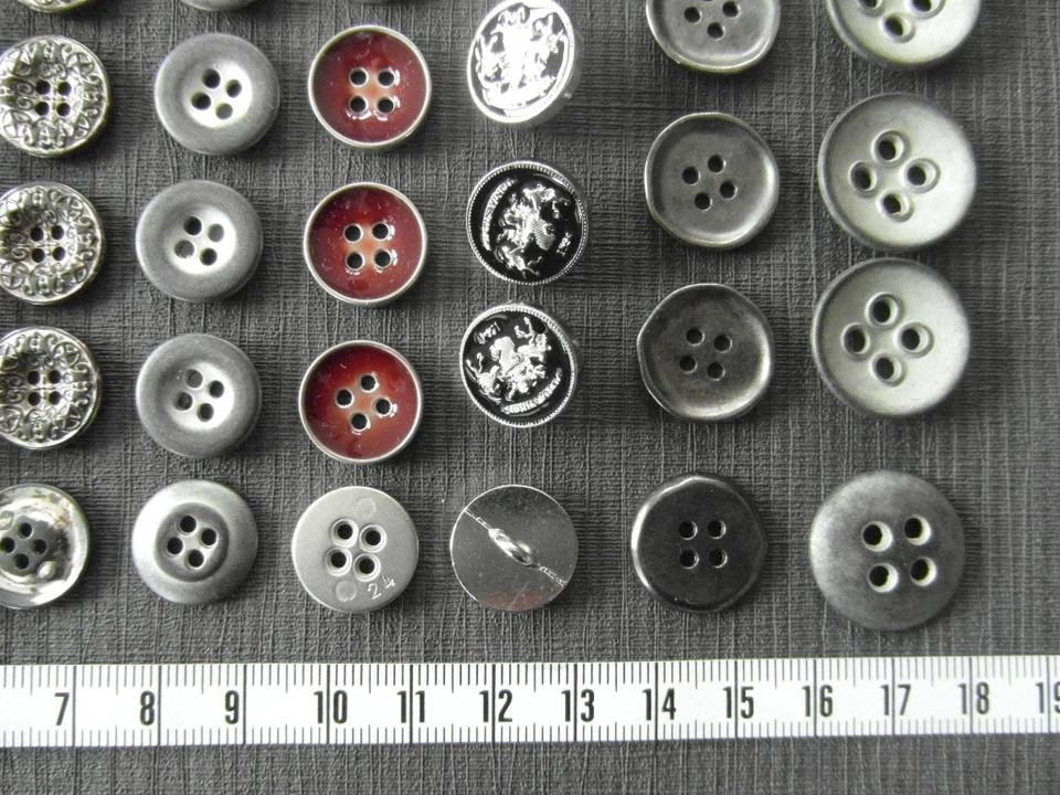 Konvolut Knöpfe Musterknöpfe Metall 10 Positionen =100 ausgefallene Metallknöpfe - Bild 3 von 4